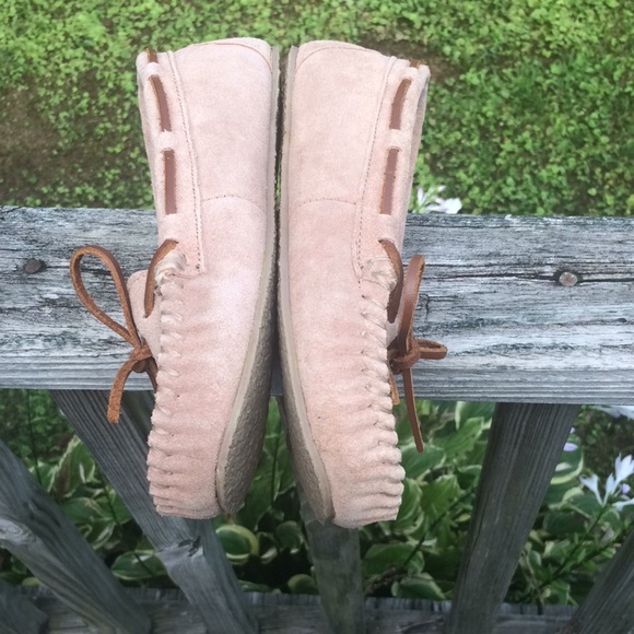 Minnetonka size 6 suede fuzzy slippers size 6 - Picture 2 of 6